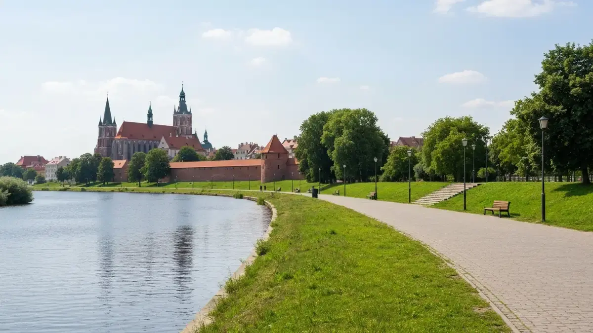 Bulwar nad Wisłą w Toruniu z panoramą gotyckiego Starego Miasta i zielenią spacerową