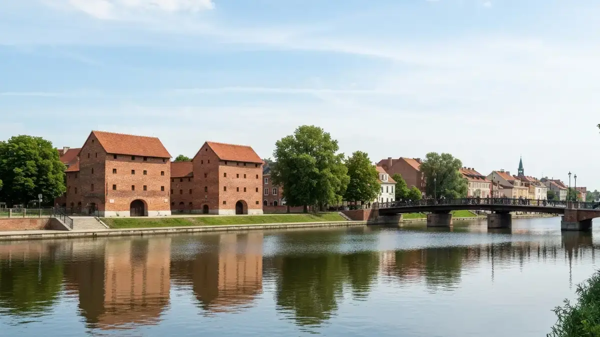 Spichrze i zabudowa nad Brdą w Bydgoszczy w świetle dnia