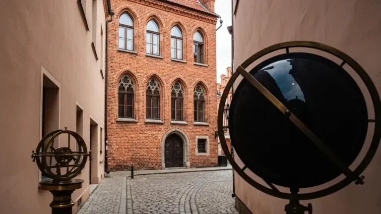 Gotycka kamienica w Toruniu z akcentem astronomicznym przy brukowanej ulicy Starego Miasta