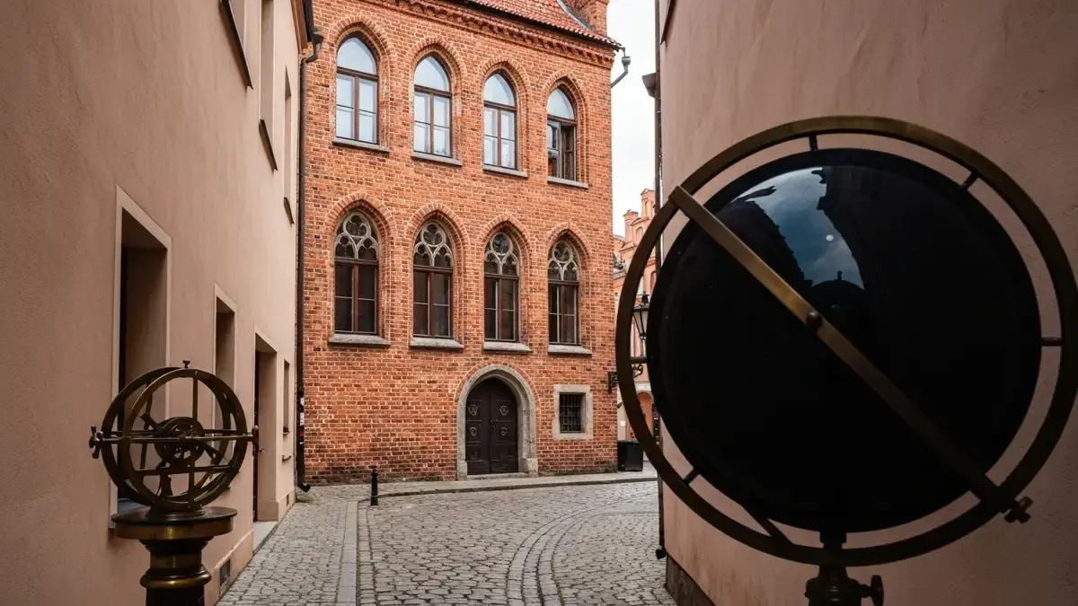 Gotycka kamienica w Toruniu z akcentem astronomicznym przy brukowanej ulicy Starego Miasta