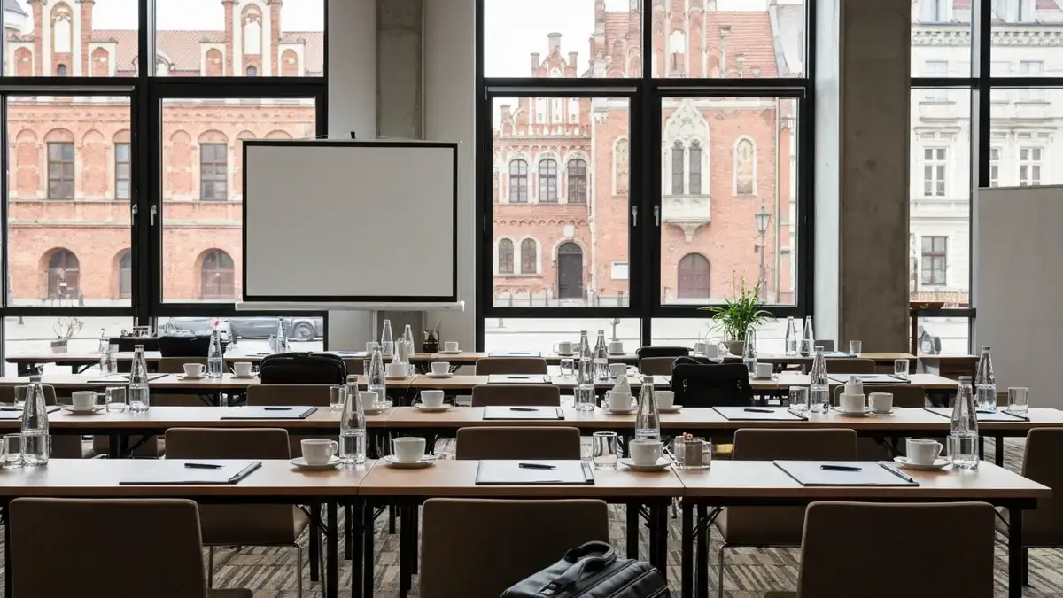Sala konferencyjna w hotelu biznesowym z widokiem na gotycką zabudowę Torunia