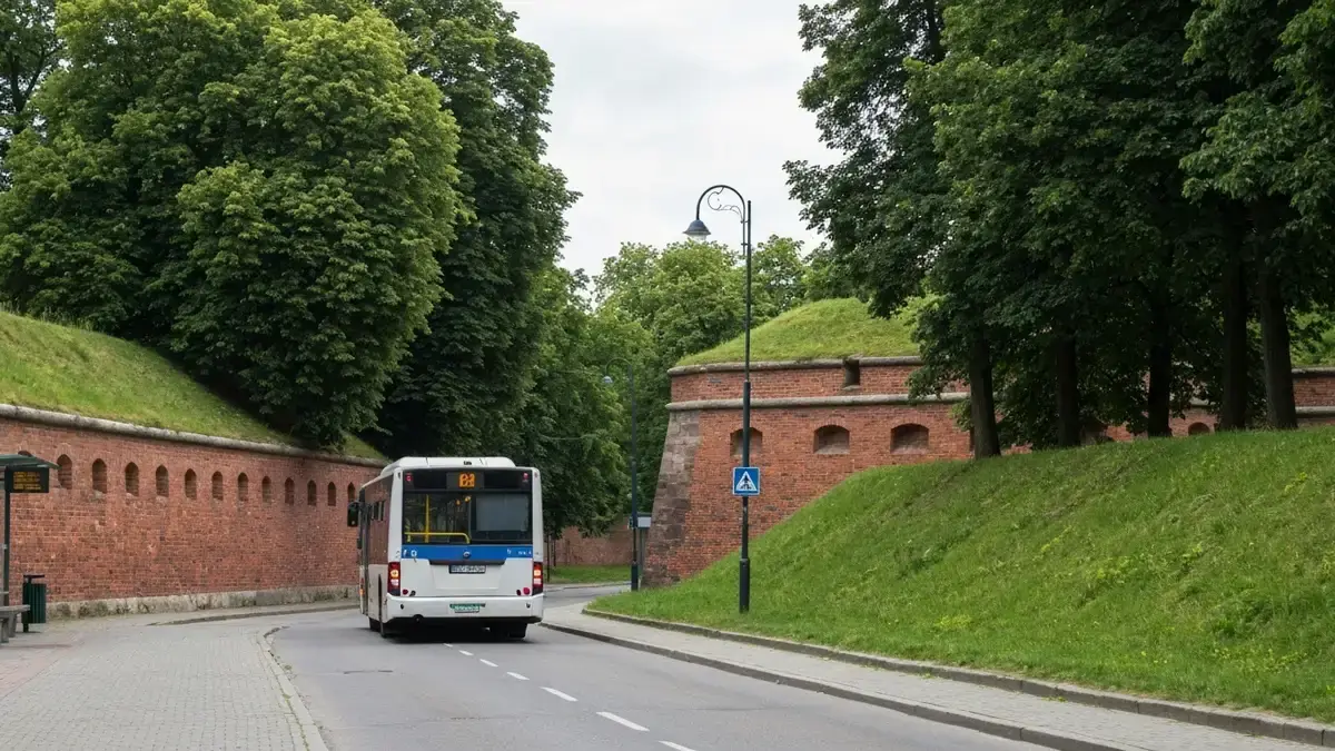 Autobus miejski przy ceglanych murach Fortu IV w Toruniu