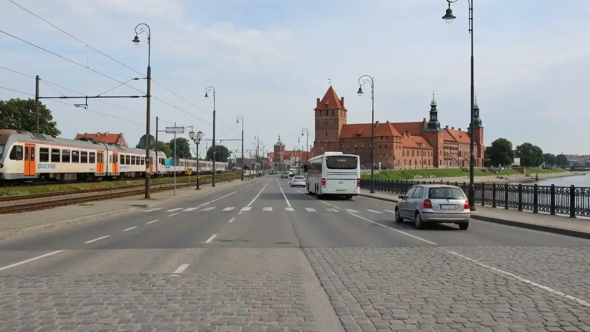 Dojazd do Torunia z widokiem na Wisle, drogi i gotycka panorame Starego Miasta